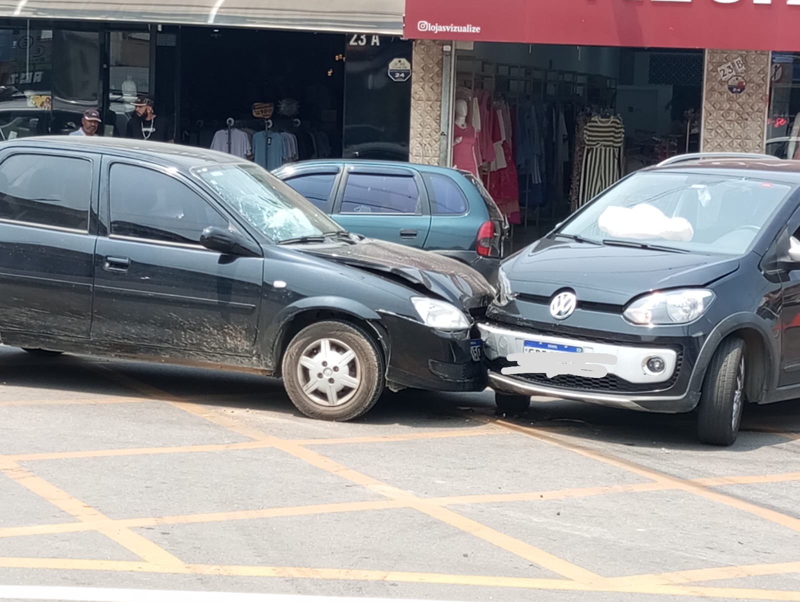 Acidente trava trânsito em trecho na avenida Brasil